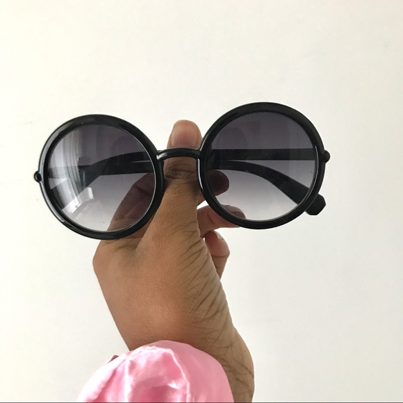 Round glossy frame sunglasses in black - Picture 1 of 3